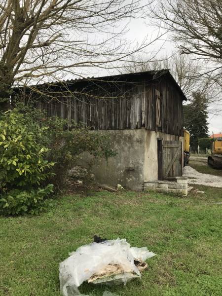 Démolition d'une grange à Gujan Mestras.